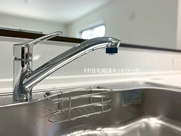 【浄水器内蔵一体型水栓】浄水器を内蔵したキッチン水栓。お米を研いだり、野菜を洗ったりするときなど用途に応じてワンタッチで浄水に切り替えが可能です。カートリッジ式なので、フィルターを簡単に交換する事が出来ます。