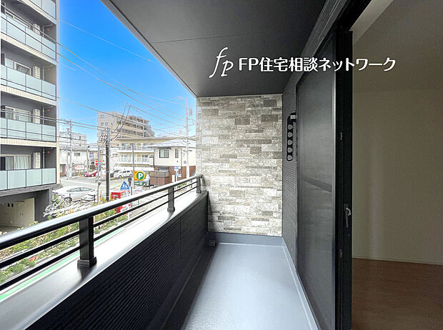 【2階 屋根付きバルコニー】2階リビングに繋がるバルコニー。窓を開ければお部屋を広く感じます。屋根があり天候の影響を受けにくいので、幅広い用途で利用できます。