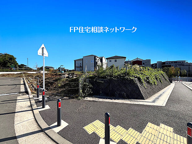 【更地 建築条件付き土地】9区画の大型分譲地。比較的子育て世代が多く、入居時期も近いので、ご近所付き合いがしやすく、お子様がいるご家庭には嬉しい住環境です。参考プランもご用意しております。