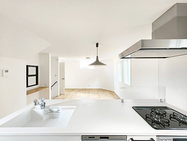 【対面キッチン】「kitchen view」ここからの景色はとても重要です。多くの時間をこの景色を眺めながら過ごし、朝食、夕食、お弁当作り、ホームパーティなど、いろいろな出来事がこの景色と共に思い出になります。