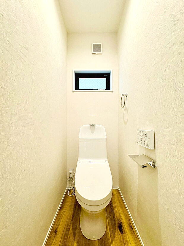 【ウォシュレット】ウォシュレット、暖房便座機能付のトイレです。従来型に比べ節水効果があり、お手入れもしやすいので、家計も家事の負担も軽減してくれます。
