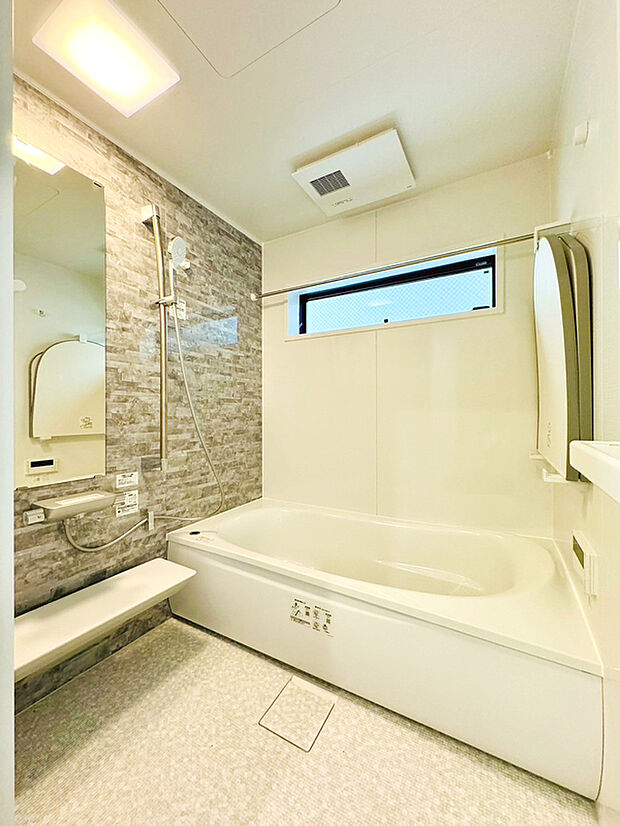 【フルオートバス】ワンタッチでお湯張りや保温が可能なフルオートバス。いつでも快適に入浴が出来ます。仕事や塾などパパやお子様の入浴時間が異なる家でも、保温機能でいつでも快適に入浴が可能です。