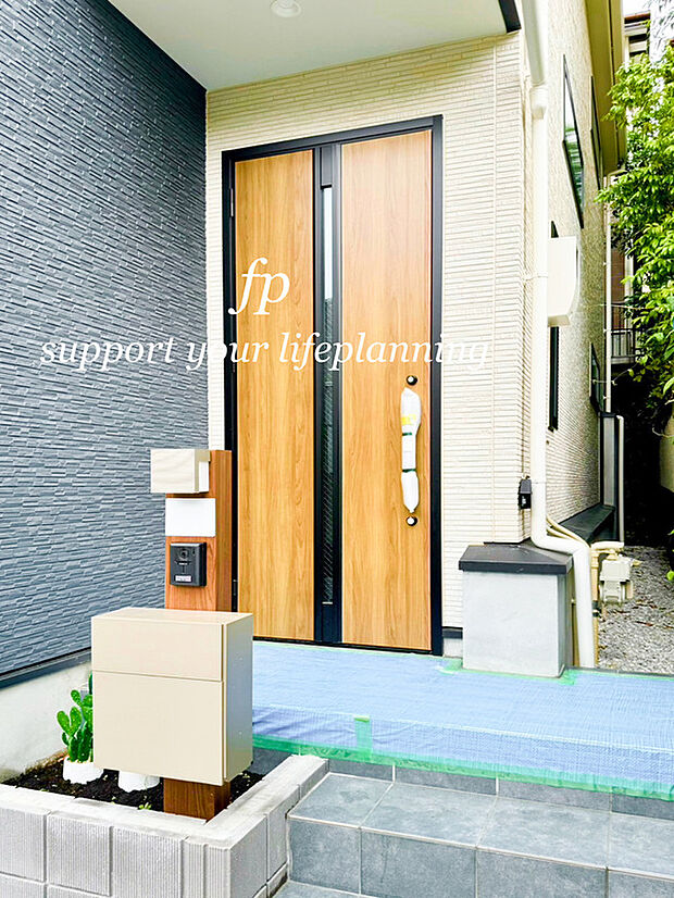 【「日吉本町」駅 徒歩5分の便利な立地】東急東横線「日吉本町」駅から徒歩5分、スーパーやコンビニ、飲食店が揃う生活利便性と、緑豊かな公園や静かな住宅街に囲まれた落ち着いた住環境を兼ね備えています。