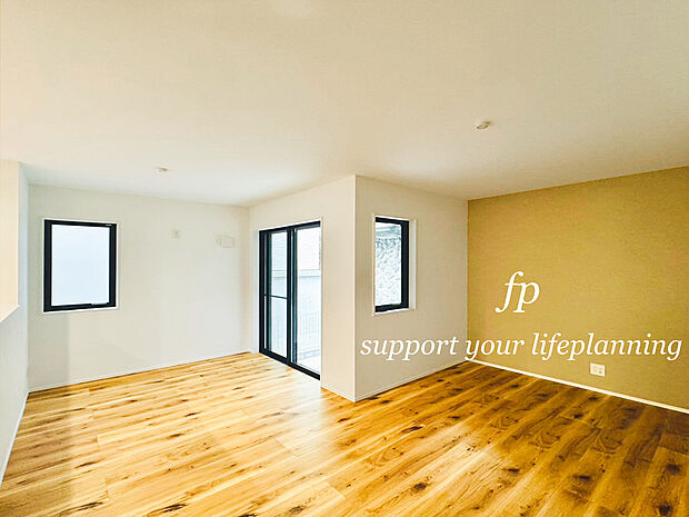 【日当たりの良いリビング】南に大きく面した掃出し窓から光が降りそそぐ開放的なリビング。大きな窓からは、太陽の光はもちろん、爽やかな風が吹き抜けます。自然の恵みが、快適で心地の良い空間を演出してくれます。
