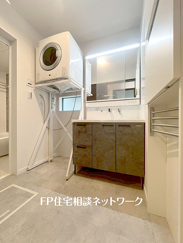 【三面鏡仕様の洗面化粧台】ゆとりの洗面スペースで朝の身支度も快適スムーズに。三面鏡で髪のセットやお化粧もストレスなくこなせ、朝から気分良く通勤通学に向かえそうですね！鏡の裏にはたっぷりと収納スペースを標準装備！