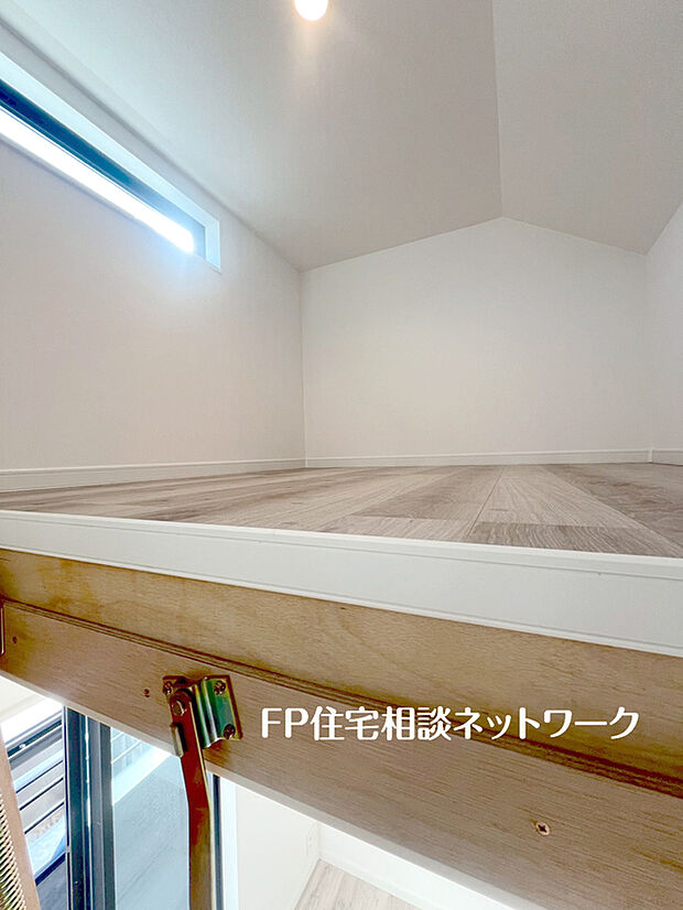 【たっぷりの収納を確保できる小屋裏収納】リビングから折り畳み式の階段を降ろすと小屋裏収納庫があらわれます。居室空間を邪魔しないスペースですので、多趣味で荷物の多いご家族にも嬉しい収納です。