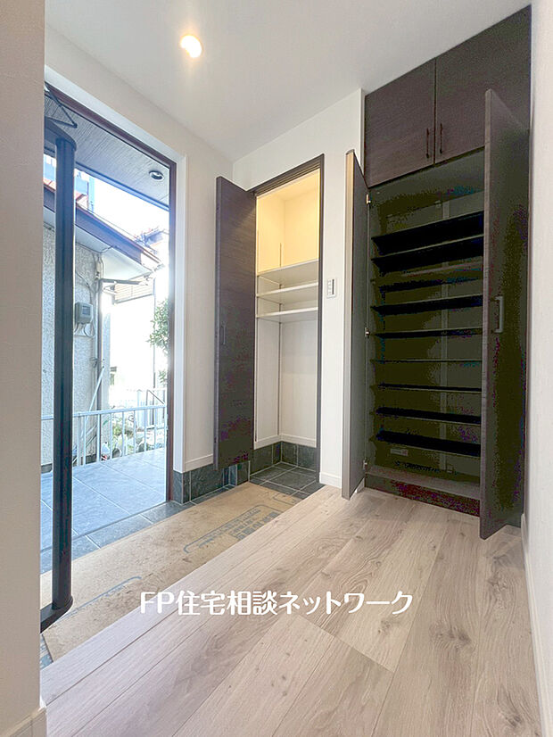 【土間収納を追加し、収納力UPした玄関】下駄箱は可動棚タイプになっていますので、脚の長いブーツや長靴もたっぷり収納いただけます。スッキリとした玄関で気持ちよく一日を始められそうです。