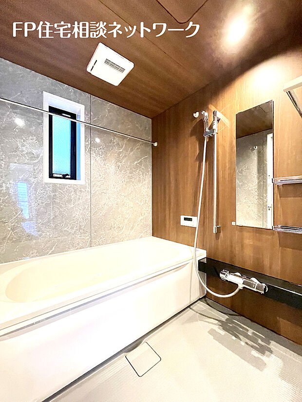 【1坪ユニットバス】ユニットバスはゆったりとくつろげる1坪タイプ。足までしっかりと伸ばせる浴槽は、心身ともにしっかりと疲れを癒してくれます。これだけ広ければ家族みんなで一緒にバスタイムを楽しめます。