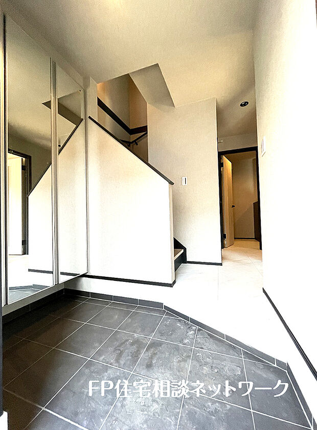 【玄関から始まる心地よい暮らし】~C号棟~玄関は家の中に入る時一番最初に目に付く場所だからこだわりたいですよね!明るい雰囲気の色目でお部屋の雰囲気をそのまま表しているようです。