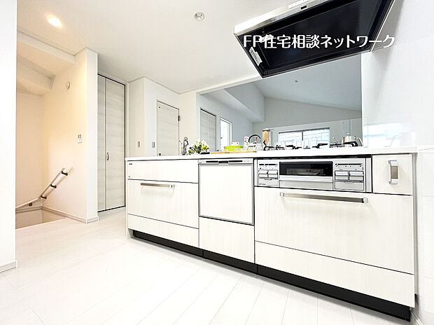 【ご家族のコミュニケーションを育む対面キッチン】リビングを見渡せる対面式キッチンは、ご家族との会話もできて毎日のお料理が楽しくなります。リビングで遊ぶお子様にも目が届くので安心して家事が出来ますね。