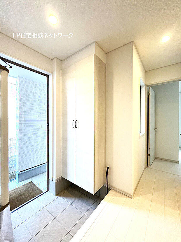 【白を基調とした明るい玄関ホール】散らかりがちな玄関をスッキリと保てる玄関収納。可動棚タイプになっていますので、脚の長いブーツや長靴もたっぷり収納いただけます。