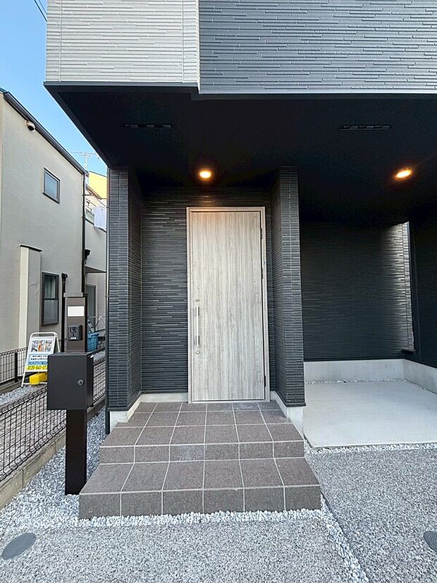 【カースペースは車1台可】2,4号棟は路地状の土地に駐車可能。公道から離れた住宅は静かな暮らしが出来そうです。玄関ポーチはゆったりと広め。石調のタイルで高級感を演出しています。