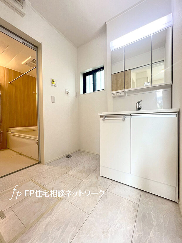 【1階にある洗面室】窓付で光が入り明るい洗面室。収納力と機能性に優れた洗面台で、朝の忙しい時間でも身支度準備が気持ちよく出来そうですね。