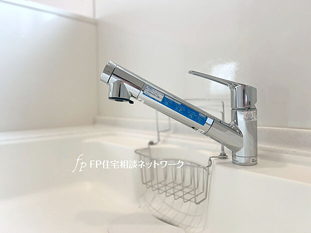 【浄水器】スタイリッシュな、浄水器一体型水栓です。水栓にシャワーホースと浄水器を内蔵し、カルキ臭など軽減。シャワーヘッドを引き出すことで、広いシンクのお手入れもラクラク。