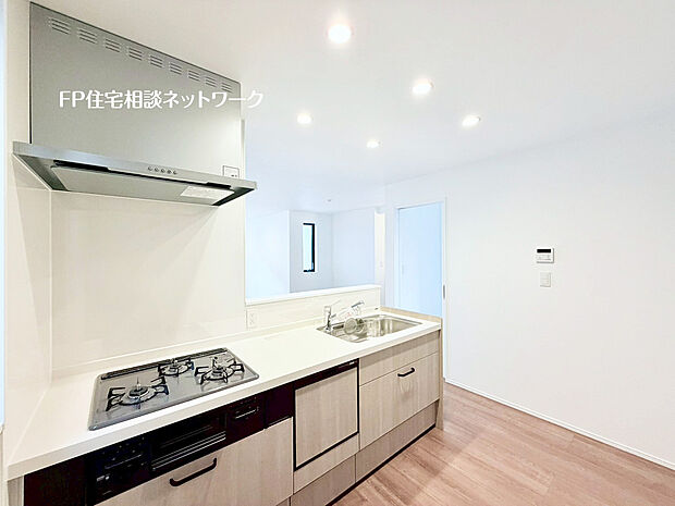 【会話が弾む対面キッチン】リビングで遊ぶお子様を見守りながらお料理が出来る対面キッチンは、料理をしながらでもご家族との会話を楽しめます！大切なご家族をいつも身近に感じられ、毎日のお料理も楽しくなりますね！