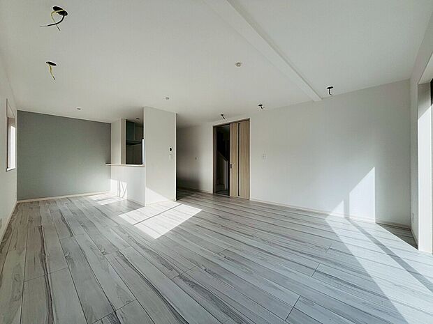 【リビング】大切なご家族が集まるからこそＬＤＫはこだわりたいですよね！休日はおひさまの光をたっぷりと取りこめるリビングでゆったりと過ごしませんか？子供たちが元気に笑いながら走り回っている姿が目に浮かぶ空間です。