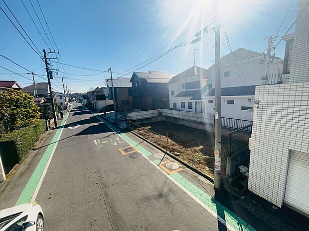 【運転しやすい道路 お出かけらくらく】前面道路は幅8mの公道。十分な広さがあるので車のすれ違いもらくらく。駐車もしやすいですね。