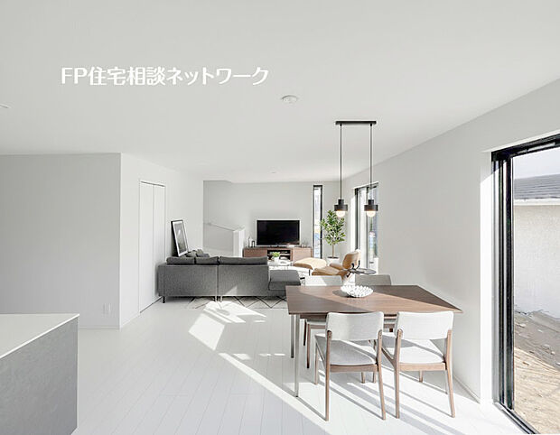 【明るく暖かい陽が射しこむリビング】本画像はAIがCGで家具作成しており、実際の現地に家具は設置されておりません。また、販売価格に家具等は含まれておりません。