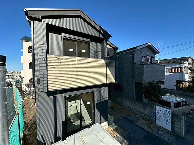 【住宅街に馴染む清潔感のある外観】爽やかさ、誠実さ、上品さなどを連想させるネイビーの外壁。キュービックでモダンなデザインに合っていますね。