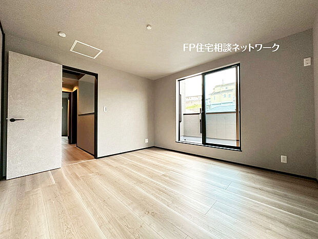 【バルコニーに繋がる広々主寝室】2面採光でお部屋の隅々まで明るい印象の居室。バルコニーにも出られて、爽やかな風をたっぷりと取り込めます。