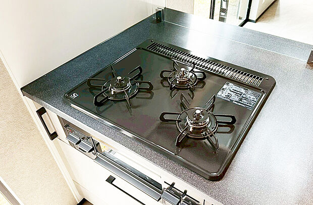 【三口ガスコンロ】慣れている方も多く、火力が目に見えるため、使いやすいという方も多い、3口のガスコンロ仕様です。新生活に伴い、鍋を買い換える必要がない世帯も多く、使い慣れた道具をそのまま使えます。