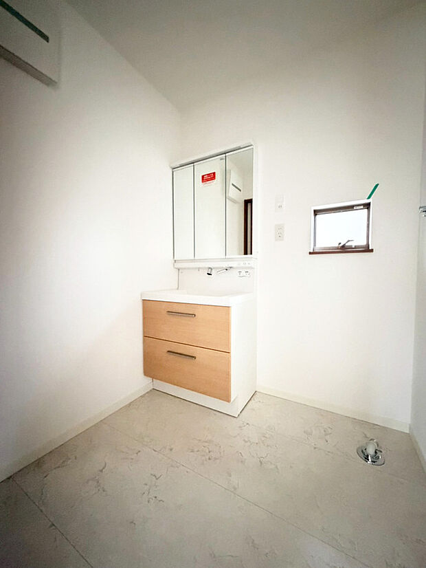 【三面鏡仕様の洗面化粧台】ゆとりの洗面スペースで朝の身支度も快適スムーズに。三面鏡で髪のセットやお化粧もストレスなくこなせ、朝から気分良く通勤通学に向かえそうですね！鏡の裏にはたっぷりと収納スペースを標準装備！