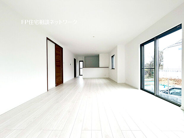 【明るい光が差し込む20帖以上の広々LDK】家族と過ごす時間を大切にしたい方にぴったりのゆとりある住空間です。窓からの日差しがリビングの隅々までしっかりと届きます。（1号棟）