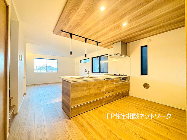 【コミュニケーションが捗るペニンシュラキッチン】リビングとキッチンの間に壁を設けないスタイリッシュなペニンシュラキッチン。空間の広がりを感じます。＜4号棟＞