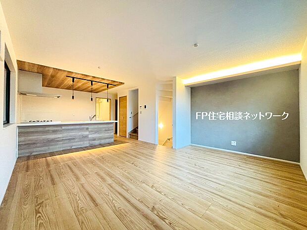 【家族団欒のゆったりリビング】18.0帖の広々ＬＤＫ。導線もしっかりと取れているので、ソファーなどの家具もしっかりと配置できます。＜4号棟＞