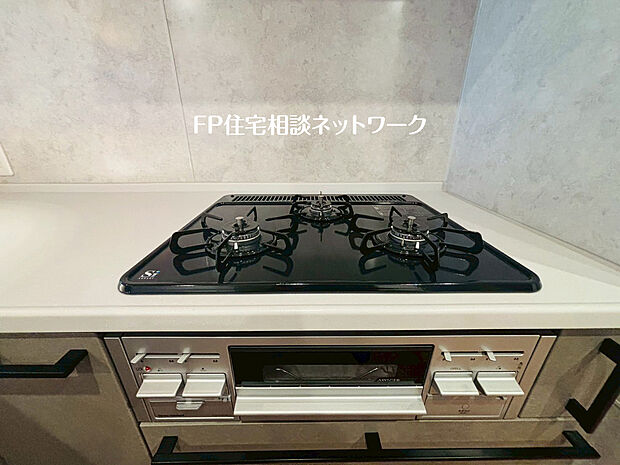 【三口ガスコンロ】慣れている方も多く、火力が目に見えるため、使いやすいという方も多い、3口のガスコンロ仕様です。新生活に伴い、鍋を買い換える必要がない世帯も多く、使い慣れた道具をそのまま使えます。