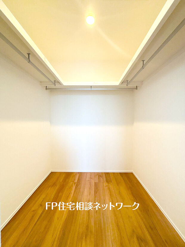 【ウォークインクローゼット】居室空間をすっきり保てる、ウォークインクローゼット付です。十分な広さがあり使い慣れた収納家具をこの空間に設置することもできます。鞄や帽子から小物、かさばるスーツケースなど幅広く収納できます。