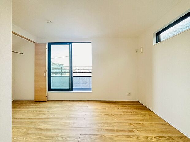 【Low-e複層ガラス】2枚のガラスの間に空気層が設けられ、ペアガラスの中でも特に遮熱性に優れているガラスです。日射熱を6割程度カットしてくれるので、真夏の室温上昇を防ぎます。冷房効率と室内熱中症対策に効果あり！