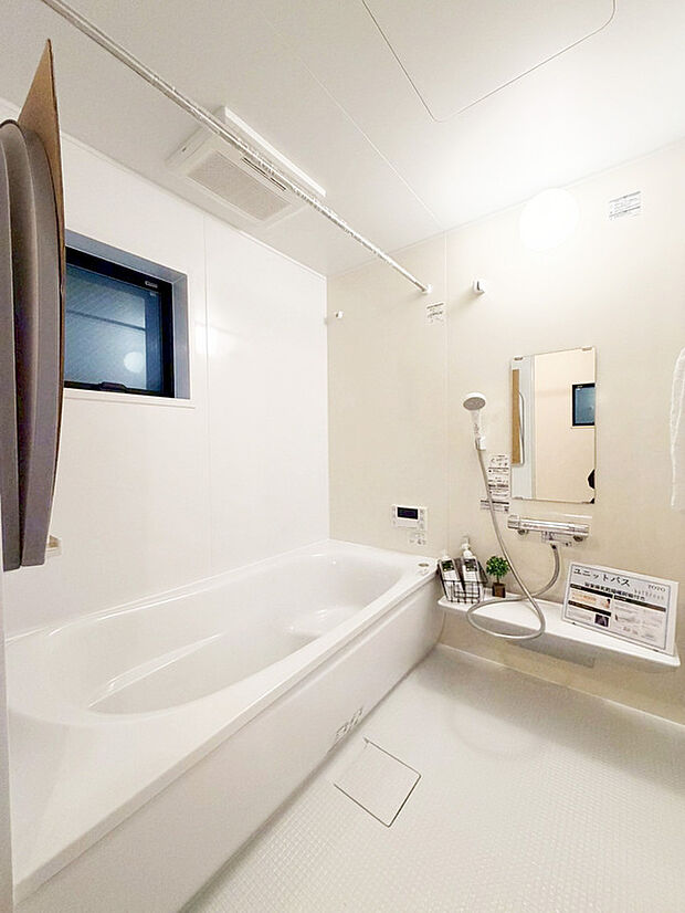 【フルオートバス】ワンタッチでお湯張りや保温が可能なフルオートバス。いつでも快適に入浴が出来ます。仕事や塾などパパやお子様の入浴時間が異なる家でも、保温機能でいつでも快適に入浴が可能です。