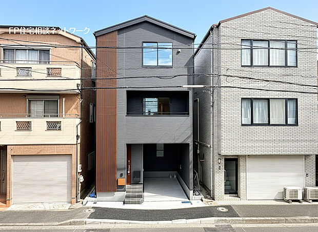【前面道路広々9ｍ】幅9ｍの前面道路に面しています。道路との高低差もなく、車の出入りがしやすいので切返しの回数も少なく済みます。車だけはなく、徒歩にも自転車にも優しい立地環境です。
