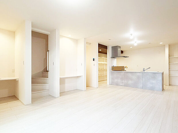 【23帖の大型リビング】導線もしっかりと取れているので、ダイニングテーブルやソファーなどの家具もしっかりと配置できます。ゆったりとした広さの空間でご家族だんらんの時間をお過ごしください。