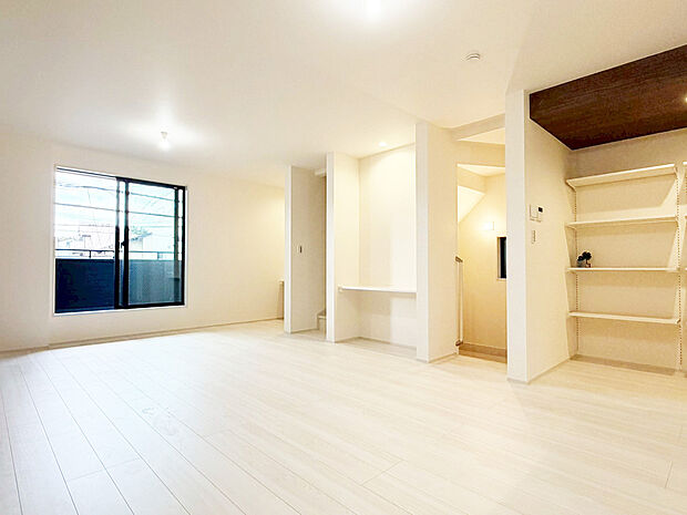 【リビングに“便利”をプラス】リビングには用途に合わせて使えるカウンターを2箇所設置。家事の合間の作業スペースや、お子さまの学習コーナー、ちょっとしたワークデスクとしても活躍しそうです。