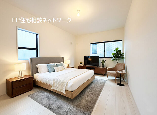 【2面採光の明るい洋室】2面採光でお部屋の隅々まで明るい印象の居室。おひさまの光を、爽やかな風をたっぷりと取り込めます。居室内はいつも明るいので、毎日の生活も自然と明るくなりますね。
