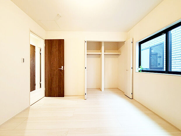 【全室収納付きですっきり快適】全居室には大型の収納クローゼットを完備。普段使いのお洋服や小物はもちろん、季節物のお洋服などもしっかりと整理整頓出来る。居室空間を隅々まで使えるのが嬉しい。
