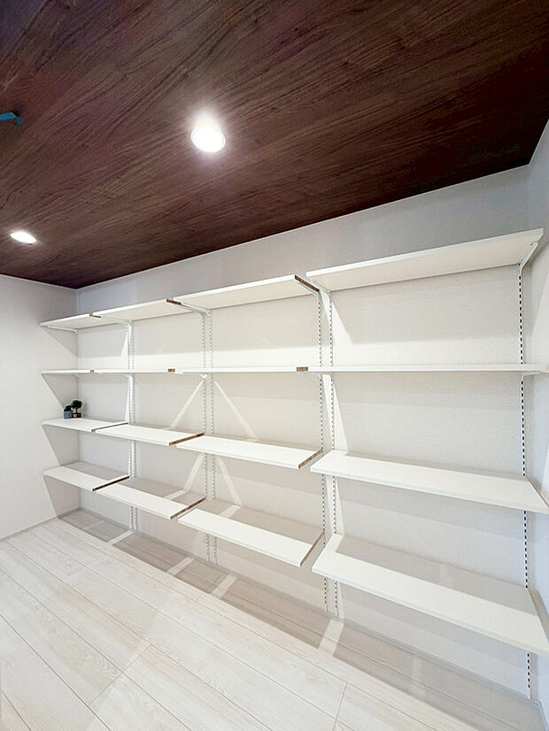 【大容量パントリー収納】キッチン横にはパントリースペースを完備。食べ盛りのお子様がいるご家庭や平日共働きで忙しくなかなか何度も買い物に行けないママにとって非常に便利な収納スペースです。