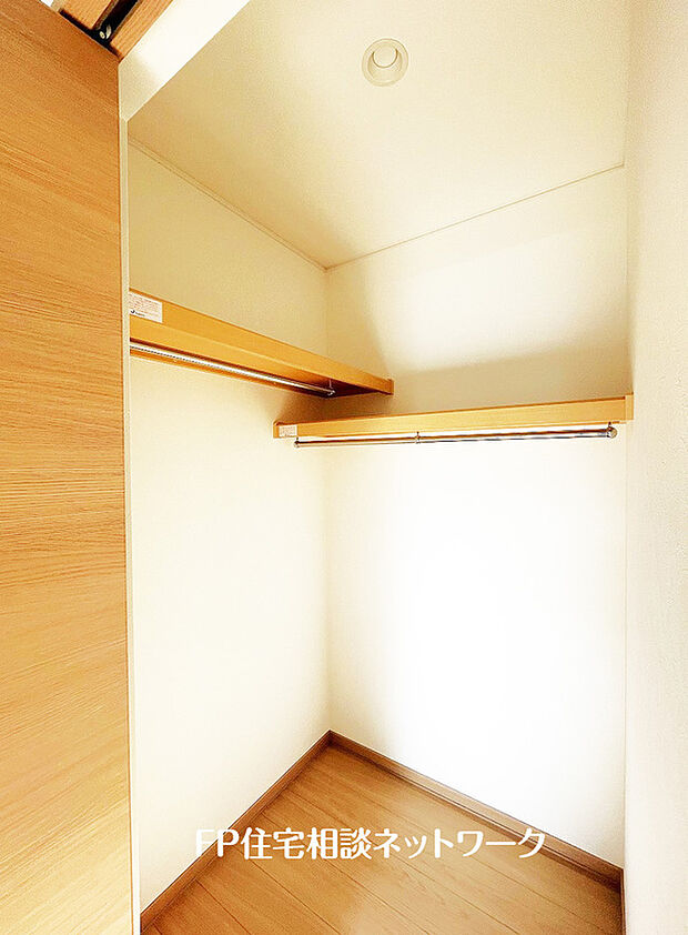 【ウォークインクローゼット】居室空間をすっきり保てる、ウォークインクローゼット付です。十分な広さがあり使い慣れた収納家具をこの空間に設置することもできます。鞄や帽子から小物、かさばるスーツケースなど幅広く収納できます。