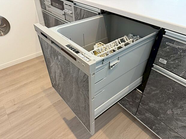 【食器洗浄乾燥機】あったらいいなの代表的な設備である食洗機。ビルトイン型なので、おさまりもよく、使い勝手も良好です。