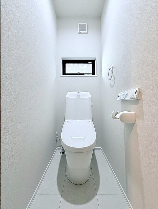 【温水洗浄暖房便座機能付きトイレ】洗浄機能付き便座を標準装備。便座保温機能もあるので寒い季節も安心です。従来型に比べ節水効果があり、お手入れもしやすいので、家計も家事の負担も軽減してくれます。