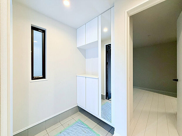 【すっきりと清潔感のある玄関】コの字型の玄関収納はカウンターがあるので、写真や絵を飾ったり自分好みのインテリアを楽しめそうですね。