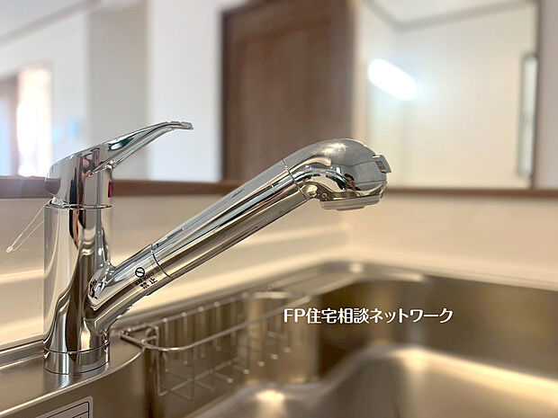 【浄水器内蔵一体型水栓】浄水器を内蔵したキッチン水栓。お米を研いだり、野菜を洗ったりするときなど用途に応じてワンタッチで浄水に切り替えが可能です。カートリッジ式なので、フィルターを簡単に交換する事が出来ます。