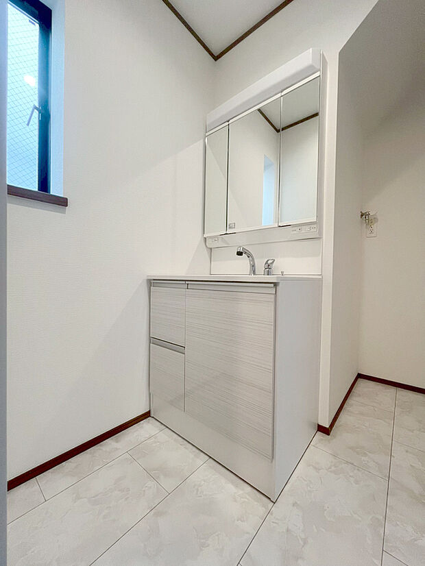 【シャワー付き洗面化粧台】蛇口を引き出せばノズルが伸びるので、洗顔、洗髪、掃除がしやすい。これで朝の身支度も快適スムーズに時間短縮できますね。朝から気分良く通勤通学に向かえそうです。