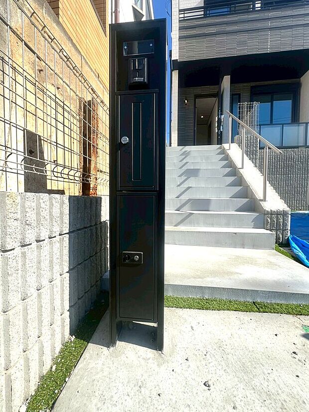 【宅配ボックス付き機能門柱】宅配便の配達時に不在でも、荷物を入れられる鍵付きの宅配ボックス。インターネットで買い物をすることが多い方、配送時間帯に家にいることが少ない方に嬉しい設備。再配達を頼む必要がなくなり、便利ですね。