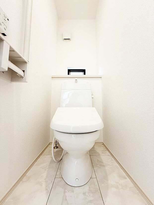 【ウォシュレット】ウォシュレット、暖房便座機能付のトイレです。従来型に比べ節水効果があり、お手入れもしやすいので、家計も家事の負担も軽減してくれます。