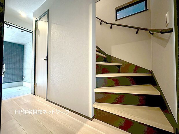 【24時間換気システム】窓を開けなくても換気をする仕組み。ゆっくりと家全体の空気を入れ替え循環させ、日々の生活を向上させます。ホルムアルデヒドやダニ、カビなどによるシックハウス症候群の予防のため現在は義務化されています。