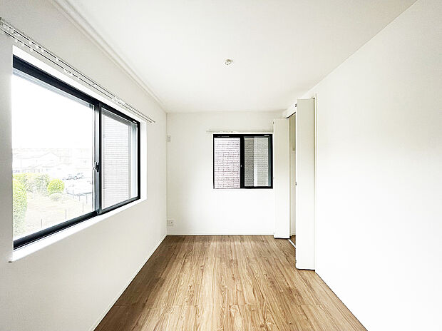 【2面採光で日当たり良好】2面採光でお部屋の隅々まで明るい印象の居室。おひさまの光を、爽やかな風をたっぷりと取り込めます。居室内はいつも明るいので、毎日の生活も自然と明るくなりますね。