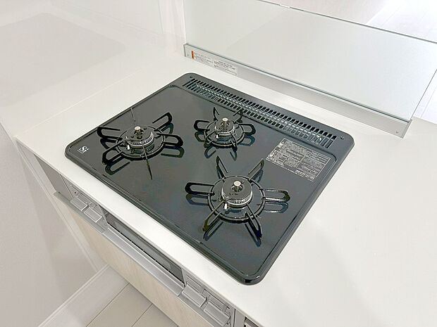 【三口ガスコンロ】慣れている方も多く、火力が目に見えるため、使いやすいという方も多い、3口のガスコンロ仕様です。新生活に伴い、鍋を買い換える必要がない世帯も多く、使い慣れた道具をそのまま使えます。